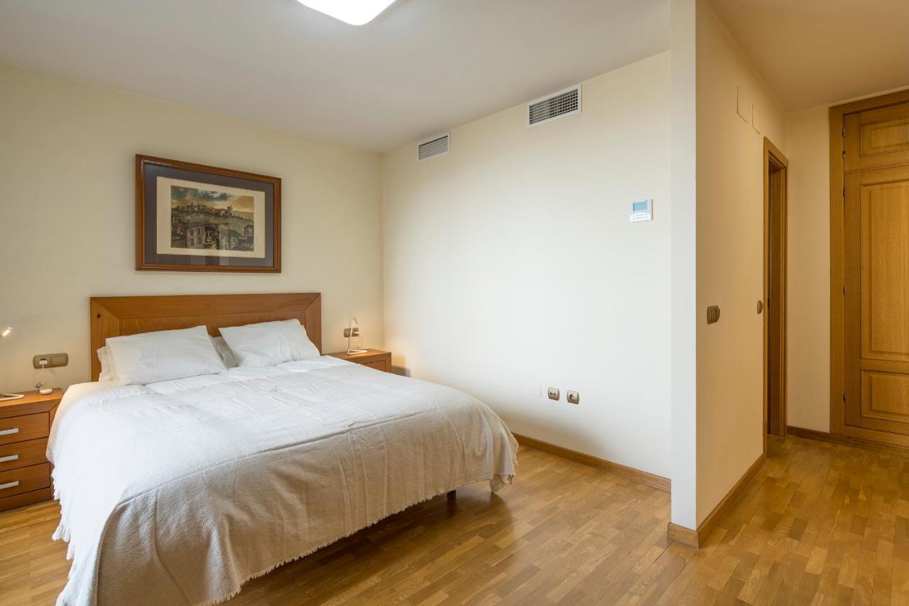 Apartment Atico Granada, Penthouse, 18-19th Floor, Centre, Views, Terrace, Free Parking *